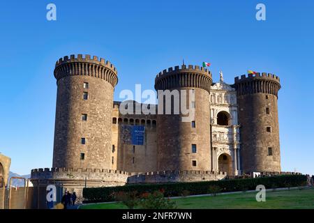 Naples, Campanie, Italie. Castel Nuovo (nouveau château), souvent appelé Maschio Angioino, est un château médiéval situé en face de la Piazza Municipio et de la Banque D'Images