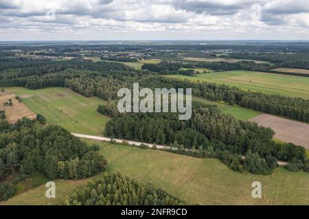 Vue aérienne sur les drones depuis le village de Czarny Las, comté de Piaseczno près de la ville de Gora Kalwaria, Pologne Banque D'Images