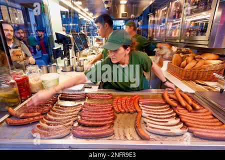 Vendeur d'aliments de rue (saucisses wiener frankfurter) à Vienne Autriche Banque D'Images