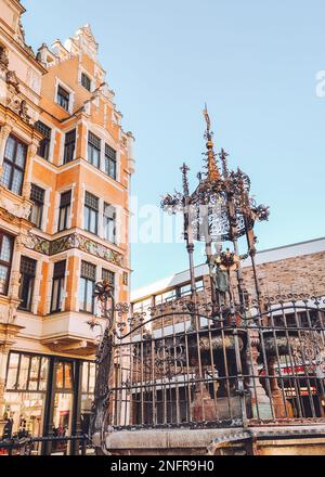 Place Holzmarkt avec fontaine et bâtiment Leibnizhaus - Hanovre, Basse-Saxe, Allemagne. Banque D'Images