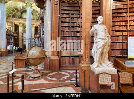 La Prunksaal, centre de l'ancienne bibliothèque impériale à l'intérieur de la Bibliothèque nationale d'Autriche. Vienne Autriche Banque D'Images