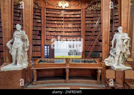 La Prunksaal, centre de l'ancienne bibliothèque impériale à l'intérieur de la Bibliothèque nationale d'Autriche. Vienne Autriche Banque D'Images