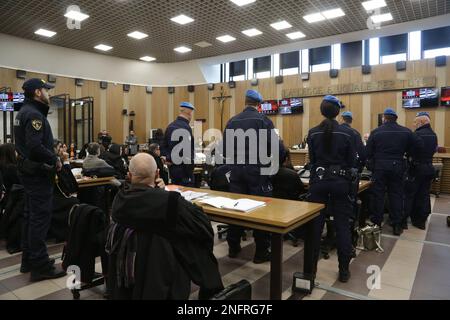 Reggio Emilia, Italie. 17th févr. 2023. Procès pour le meurtre de Saman Abbas, la fille pakistanaise aurait été tuée par des membres de sa famille opposés à son mode de vie trop occidental usage éditorial seulement crédit: Agence de photo indépendante/Alamy Live News Banque D'Images