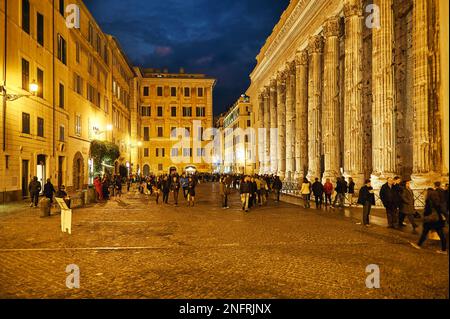 Le temple d'Hadrien à Rome Italie au coucher du soleil Banque D'Images