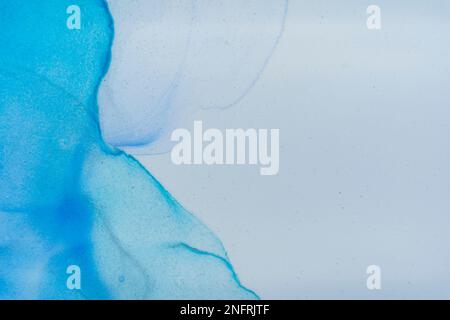 Image abstraite riche et lumineuse. Luxe abstrait fluide art peinture alcool encre. Arrière-plan bleu glace or scintillements. Banque D'Images