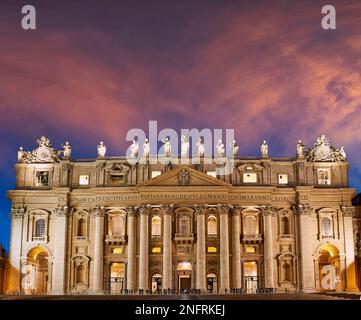 La basilique papale de Saint-Pierre au Vatican ou la basilique Saint-Pierre au coucher du soleil. Rome Italie Banque D'Images