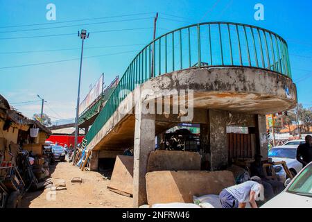 Nairobi, Kenya. 13th févr. 2023. Vue générale sur une ancienne passerelle au marché de la ville. Bienvenue à Nairobi, la capitale du Kenya, située dans le centre-sud du Kenya. Nairobi abrite de nombreux Kenyans de différentes tribus, y compris des touristes de différentes nationalités. La ville fait office de centre d'affaires central équipé de plusieurs gratte-ciels de bonne qualité avec des milliers de salles de bureau, ce qui en fait un excellent environnement de travail pour différents investisseurs et entrepreneurs et une attraction touristique accueillante ville au Kenya. (Photo de Donwilson Odhiambo/SOPA Images/Sipa USA) crédit: SIPA USA/Alay Live News Banque D'Images