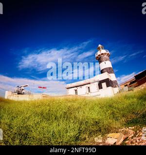 Phare de Calamosca à la lumière du jour à Cagliari, Sardaigne. Ciel bleu en arrière-plan. Banque D'Images