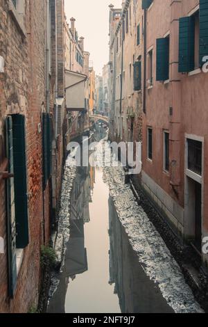 Venise, Italie. 17th févr. 2023. VENISE, ITALIE - FÉVRIER 17: La marée basse aujourd'hui à Venise a atteint -60 centimètres au-dessus du niveau moyen de la mer, causant des problèmes à la navigation sur 17 février 2023 à Venise, Italie. Ces dernières années, Venise a connu une série de marées exceptionnellement basses qui ont vu de nombreux canaux célèbres se sécher. Le changement climatique et la subsidence sont cités comme deux facteurs majeurs de ce phénomène. Crédit: Simone Padovani/Alay Live News. Credit: Réveil / Alamy Live News Banque D'Images