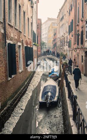 Venise, Italie. 17th févr. 2023. VENISE, ITALIE - FÉVRIER 17: La marée basse aujourd'hui à Venise a atteint -60 centimètres au-dessus du niveau moyen de la mer, causant des problèmes à la navigation sur 17 février 2023 à Venise, Italie. Ces dernières années, Venise a connu une série de marées exceptionnellement basses qui ont vu de nombreux canaux célèbres se sécher. Le changement climatique et la subsidence sont cités comme deux facteurs majeurs de ce phénomène. Crédit: Simone Padovani/Alay Live News. Credit: Réveil / Alamy Live News Banque D'Images