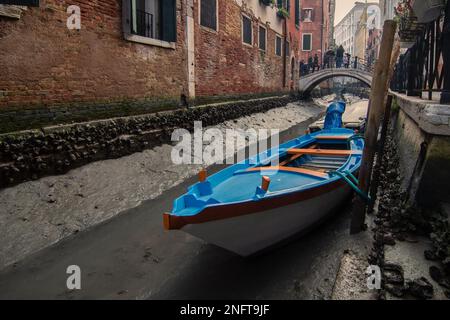 Venise, Italie. 17th févr. 2023. VENISE, ITALIE - FÉVRIER 17: La marée basse aujourd'hui à Venise a atteint -60 centimètres au-dessus du niveau moyen de la mer, causant des problèmes à la navigation sur 17 février 2023 à Venise, Italie. Ces dernières années, Venise a connu une série de marées exceptionnellement basses qui ont vu de nombreux canaux célèbres se sécher. Le changement climatique et la subsidence sont cités comme deux facteurs majeurs de ce phénomène. Crédit: Simone Padovani/Alay Live News. Credit: Réveil / Alamy Live News Banque D'Images