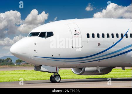 Les avions de passagers génériques taxent pour décoller le jour ensoleillé. Banque D'Images