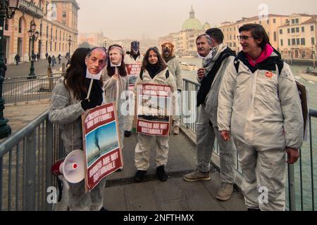 Venise, Italie. 17th févr. 2023. VENISE, ITALIE - FÉVRIER 17: Un groupe de vendredis pour l'avenir arrivent à Venise pour protester pendant le carnaval portant des masques du maire de Venise Luigi Brugnaro et avec des bannières contre la zone de production chimique de 17 février 2023 à Venise, Italie. Le changement climatique et la subsidence sont cités comme deux facteurs majeurs de ce phénomène. Crédit: Simone Padovani/Alay Live News. Credit: Réveil / Alamy Live News Banque D'Images