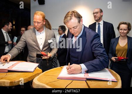 Anvers, Belgique. 17th févr. 2023. Le maire d'Anvers, Bart de Wever, a photographié lors de la signature de la déclaration « Déclaration sur la lutte contre la criminalité transfrontalière organisée liée à la drogue » dans le cadre de la conférence « travailler ensemble sur un port sûr et éthique », à Anvers, vendredi 17 février 2023. Les ministres néerlandais et belges, les maires de Rotterdam et d'Anvers et les compagnies maritimes soutiennent une approche commune, ils concluent des accords sur la façon dont le secteur privé et le secteur public peuvent mieux sécuriser nos ports et notre secteur maritime. BELGA PHOTO DAVID PINTENS crédit: Belga News Agency/Alay Live News Banque D'Images