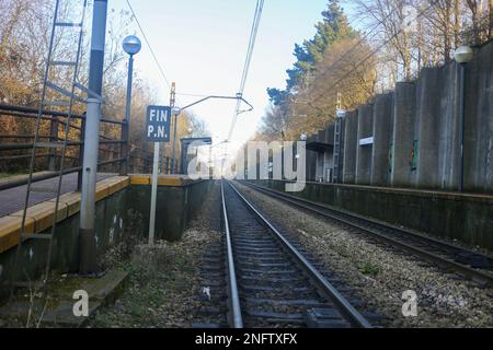 Fonciello, Espagne, 17th février 2023 : l'arrêt Fonciello à Renfe achète des trains plus grands que ses infrastructures sur 17 février 2023 à Fonciello, Espagne. Credit: Alberto Brevers / Alay Live News Banque D'Images