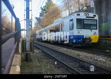 Fonciello, Espagne, 17th février 2023 : un train en cours d'exécution à Renfe achète des trains plus grands que ses infrastructures sur 17 février 2023 à Fonciello, Espagne. Credit: Alberto Brevers / Alay Live News Banque D'Images