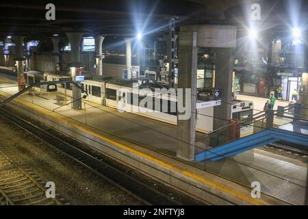 Oviedo, Espagne, 17th février 2023 : un train arrêté pendant Renfe achète des trains plus grands que ses infrastructures sur 17 février 2023 à Oviedo, Espagne. Credit: Alberto Brevers / Alay Live News Banque D'Images