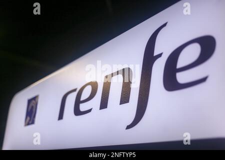 Oviedo, Espagne, 17th février 2023 : le symbole Renfe lors de Renfe achète des trains plus grands que ses infrastructures sur 17 février 2023 à Oviedo, Espagne. Credit: Alberto Brevers / Alay Live News Banque D'Images