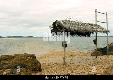 La belle plage dans la baie de Camamu, dans la municipalité de Camamu, au sud de l'état de Bahia, au nord-est du Brésil. Banque D'Images