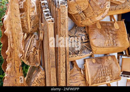 Produits en peau de serpent sur le marché Banque D'Images