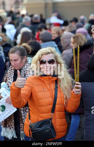 IVANO-FRANKIVSK, UKRAINE - 15 FÉVRIER 2023 - Un croyant tient des bougies pendant la célébration de la présentation du Seigneur sur la place Andrii Sheptytskyi, Ivano-Frankivsk, ouest de l'Ukraine. Banque D'Images