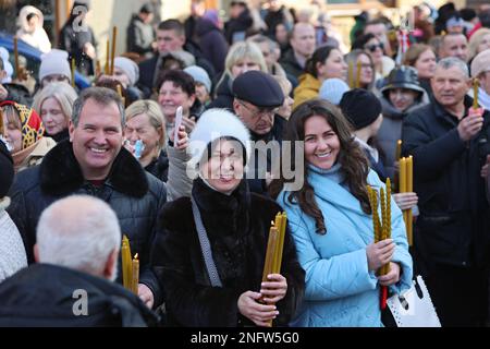 IVANO-FRANKIVSK, UKRAINE - 15 FÉVRIER 2023 - les croyants éclairaient les bougies pendant la célébration de la présentation du Seigneur sur la place Andrii Sheptytskyi, Ivano-Frankivsk, ouest de l'Ukraine. Banque D'Images