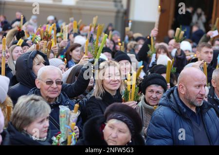 IVANO-FRANKIVSK, UKRAINE - 15 FÉVRIER 2023 - les croyants éclairaient les bougies pendant la célébration de la présentation du Seigneur sur la place Andrii Sheptytskyi, Ivano-Frankivsk, ouest de l'Ukraine. Banque D'Images