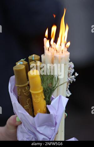 IVANO-FRANKIVSK, UKRAINE - 15 FÉVRIER 2023 - des bougies brûlent entre les mains d'un croyant lors de la célébration de la présentation du Seigneur sur la place Andrii Sheptytskyi, Ivano-Frankivsk, ouest de l'Ukraine. Banque D'Images