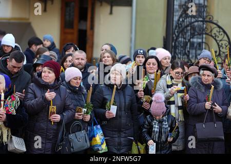 IVANO-FRANKIVSK, UKRAINE - 15 FÉVRIER 2023 - les croyants éclairaient les bougies pendant la célébration de la présentation du Seigneur sur la place Andrii Sheptytskyi, Ivano-Frankivsk, ouest de l'Ukraine. Banque D'Images