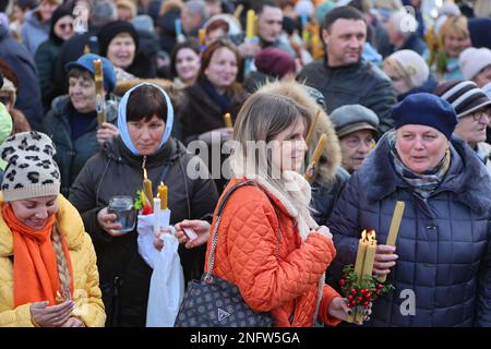 IVANO-FRANKIVSK, UKRAINE - 15 FÉVRIER 2023 - les croyants éclairaient les bougies pendant la célébration de la présentation du Seigneur sur la place Andrii Sheptytskyi, Ivano-Frankivsk, ouest de l'Ukraine. Banque D'Images