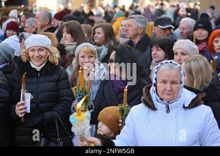 IVANO-FRANKIVSK, UKRAINE - 15 FÉVRIER 2023 - les croyants éclairaient les bougies pendant la célébration de la présentation du Seigneur sur la place Andrii Sheptytskyi, Ivano-Frankivsk, ouest de l'Ukraine. Banque D'Images