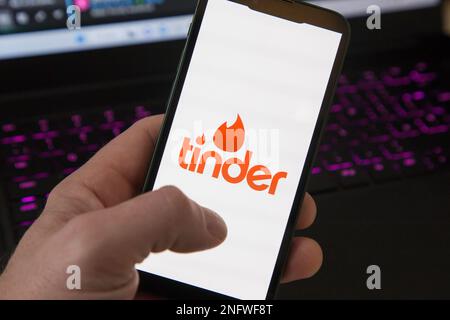 Tinder dating app sur un iPhone avec dating et des allumettes à faire Banque D'Images