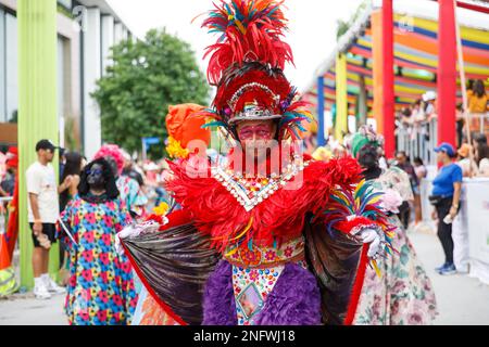 02.04.2023 République dominicaine Punta Cana Carnaval annuel. Un homme dans un costume de carnaval et un masque. Banque D'Images