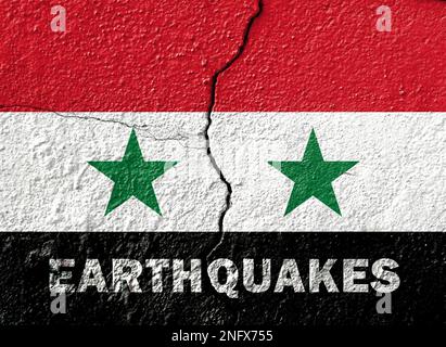 Tremblements de terre en Syrie, carte avec drapeau de couleur Syrie sur le mur avec des fissures Banque D'Images