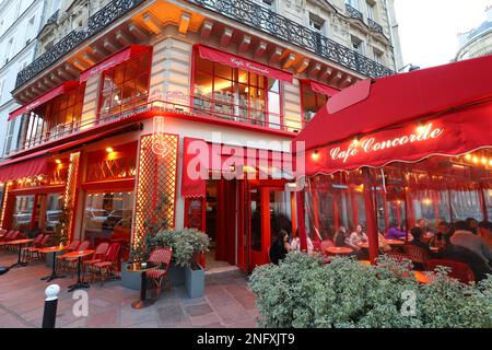 Paris, France - 14 février , 2023: Le café Concorde est un bar situé dans le quartier de Paris en 7th. Il est situé sur le boulevard Saint-Germain, à quelques pas Banque D'Images