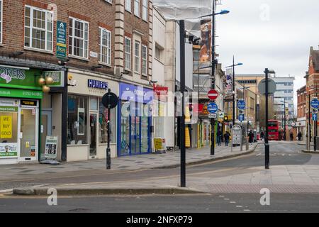 Slough, Berkshire, Royaume-Uni. 17th février 2023. Après une baisse de deux mois des ventes au détail, on signale aujourd'hui que les ventes au détail ont augmenté en janvier 2023, mais qu'il y a eu une baisse globale des volumes de ventes au détail de 5,7 % au cours des trois mois précédents. Slough High Street était calme aujourd'hui car de nombreux propriétaires luttent pour faire face à la crise du coût de la vie et en particulier, le coût élevé du gaz et de l'électricité. Crédit : Maureen McLean/Alay Live News Banque D'Images