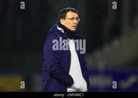 Greenock, Royaume-Uni. 17th févr. 2023. 17th février 2023 ; Cappielow Park, Greenock, Écosse : Scottish Championship football Greenock Morton versus Dundee ; le directeur de Dundee Gary Bowyer inspecte le terrain avant le match Credit: Action plus Sports Images/Alay Live News Banque D'Images