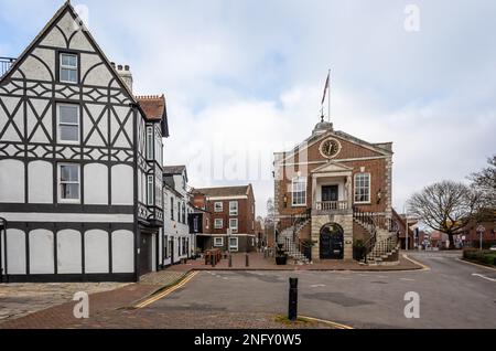 Bureau d'enregistrement de Poole Guildhall et bâtiments adjacents à pans de bois à Market Street, Poole, Dorset, Royaume-Uni, le 13 février 2023 Banque D'Images