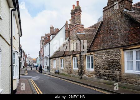 Maisons d'almshres historiques dans la rue du marché menant au Guildhall, vieille ville, Poole, Dorset, Royaume-Uni le 13 février 2023 Banque D'Images