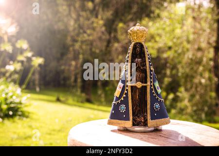 Image de notre Dame d'Aparecida, dans un cadre naturel, espace pour le texte, espace pour la copie, saint patron catholique du brésil, christianisme Banque D'Images