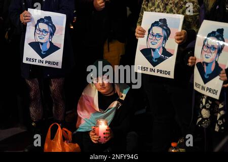 Les membres du public assistent à une veillée aux chandelles devant le théâtre de l'Hippodrome à Birmingham, à la mémoire de l'adolescent transgenre Brianna Ghey, qui a été mortellement poignardée dans un parc samedi. L'homme de 16 ans de Birchwood à Warrington, Cheshire, a été retrouvé alors qu'elle se trouvait blessée sur un sentier à Linear Park, à Culcheth. Date de la photo: Vendredi 17 février 2023. Banque D'Images