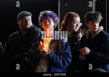 Les membres du public assistent à une veillée aux chandelles devant le théâtre de l'Hippodrome à Birmingham, à la mémoire de l'adolescent transgenre Brianna Ghey, qui a été mortellement poignardée dans un parc samedi. L'homme de 16 ans de Birchwood à Warrington, Cheshire, a été retrouvé alors qu'elle se trouvait blessée sur un sentier à Linear Park, à Culcheth. Date de la photo: Vendredi 17 février 2023. Banque D'Images