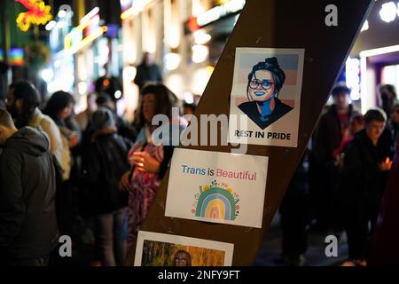 Les membres du public assistent à une veillée aux chandelles devant le théâtre de l'Hippodrome à Birmingham, à la mémoire de l'adolescent transgenre Brianna Ghey, qui a été mortellement poignardée dans un parc samedi. L'homme de 16 ans de Birchwood à Warrington, Cheshire, a été retrouvé alors qu'elle se trouvait blessée sur un sentier à Linear Park, à Culcheth. Date de la photo: Vendredi 17 février 2023. Banque D'Images