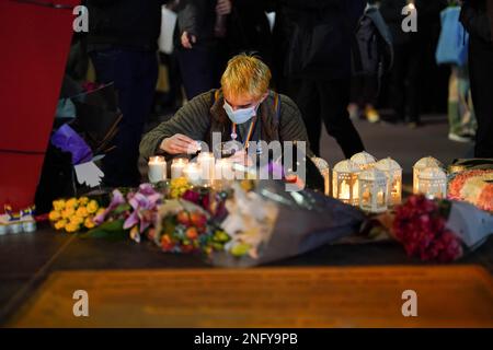 Les membres du public assistent à une veillée aux chandelles devant le théâtre de l'Hippodrome à Birmingham, à la mémoire de l'adolescent transgenre Brianna Ghey, qui a été mortellement poignardée dans un parc samedi. L'homme de 16 ans de Birchwood à Warrington, Cheshire, a été retrouvé alors qu'elle se trouvait blessée sur un sentier à Linear Park, à Culcheth. Date de la photo: Vendredi 17 février 2023. Banque D'Images