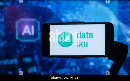 Inde. 17th févr. 2023. Dans cette illustration photo, le logo de dataiku est affiché sur un écran de téléphone mobile avec ai (intelligence artificielle) écrit en arrière-plan. (Credit image: © Idrees Abbas/SOPA Images via ZUMA Press Wire) USAGE ÉDITORIAL SEULEMENT! Non destiné À un usage commercial ! Banque D'Images