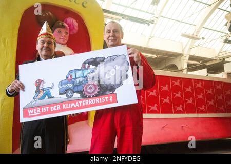 Düsseldorf, Allemagne. 17th févr. 2023. Jacques Tilly, le constructeur de flotteurs de carnaval, et Hans Juergen Tuellmann, directeur du comité de carnaval de Düsseldorf, tiennent la plaque du nouveau modèle de flotteurs de carnaval de devise 2023 à la presse lors de la conférence de presse présentant le nouveau flotteur de carnaval de devise 2023 pour la Rose Monday Parade à Düsseldorf, Allemagne sur 17 février 2023 (photo de Ying Tang/NurPhoto). Crédit: NurPhoto SRL/Alamy Live News Banque D'Images