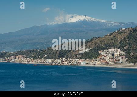 Ancienne photo d'époque du volcan Etna montagne 3357m avec NEXOS ancienne ville grecque sur la côte. Sicile orientale, Italie. Banque D'Images