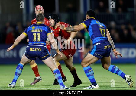 Benjamin Garcia des Catalans Dragons en action contre Matty Ashurst de Wakefield Trinity et Renouf Atoni lors du match de Premiership de Gallagher au stade de soutien de BE Well, Wakefield. Date de la photo: Vendredi 17 février 2023. Banque D'Images