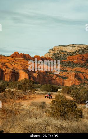 Côte à côte 4 roues conduite sur la route forestière 525 dans la forêt nationale de Coconino avec des montagnes de rochers rouges en arrière-plan au coucher du soleil à Sedona, Arizona. Banque D'Images