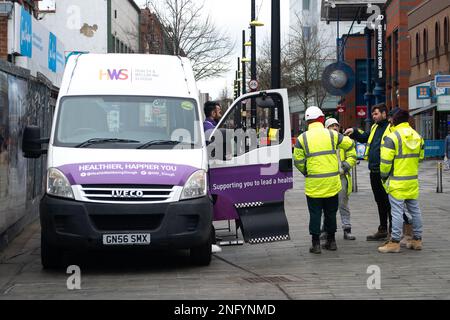 Slough, Berkshire, Royaume-Uni. 17th février 2023. Une fourgonnette mobile de Slough était à Slough High Street aujourd'hui, offrant gratuitement la surveillance de la pression artérielle, des bilans de santé et des conseils de santé tels que la façon d'abandonner le tabagisme. Le service a été fourni par le conseil municipal de Slough et Solutions4Health. Crédit : Maureen McLean/Alay Live News Banque D'Images